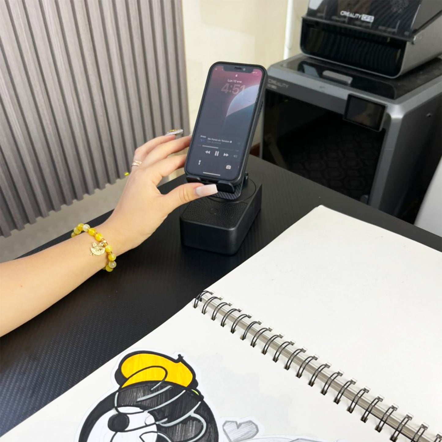 Soporte para Celular + Bocina Bluetooth